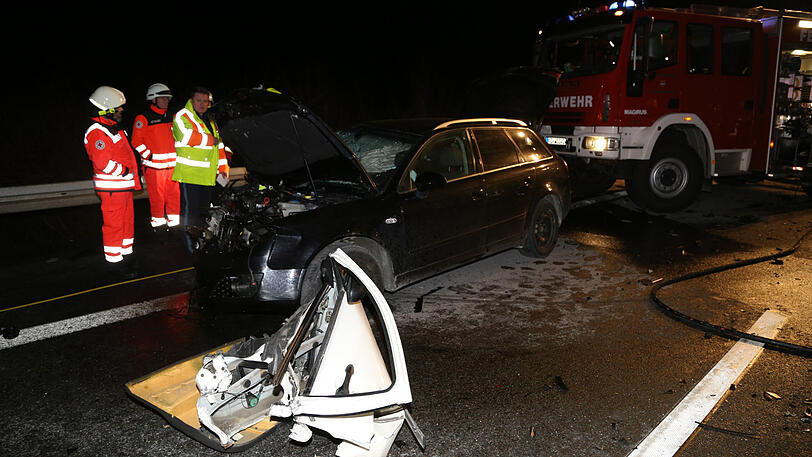 Der weiße Wagen war unbeleuchtet auf dem rechten Fahrstreifen unterwegs. Ein anderer Autofahrer sah ihn zu spät und krachte hinein.