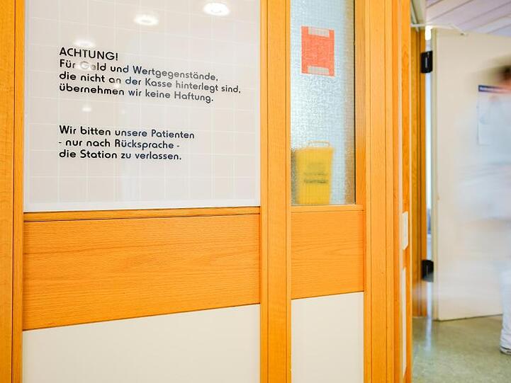 Auf den Stationen wird schon gewarnt: "ACHTUNG! Für Geld und Wertgegenstände, die nicht an der Kasse hinterlegt sind, übernehmen wir keine Haftung."