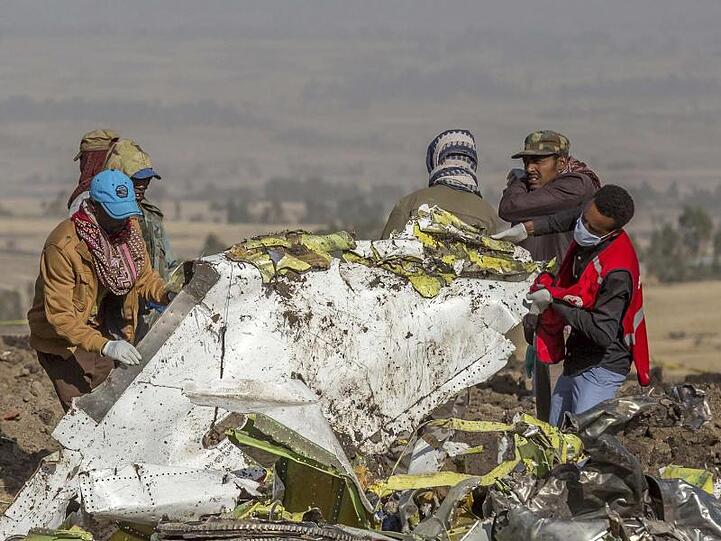 Rettungskräfte arbeiten an der Absturzstelle des Fluges 302 der Ethiopian Airlines vom Typ Boeing 737 Max 8 in der Nähe von Bishoftu, südlich von Addis Abeba.