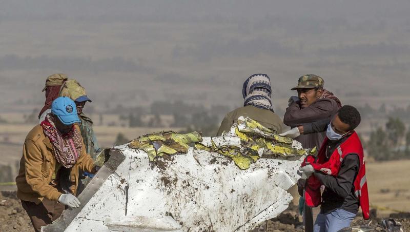 Rettungskräfte arbeiten an der Absturzstelle des Fluges 302 der Ethiopian Airlines vom Typ Boeing 737 Max 8 in der Nähe von Bishoftu, südlich von Addis Abeba. Rettungskräfte arbeiten an der Absturzstelle des Fluges 302 der Ethiopian Airlines vom Typ Boeing 737 Max 8 in der Nähe von Bishoftu, südlich von Addis Abeba.
