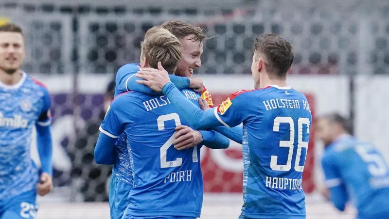Holstein Kiel bleibt nach dem Sieg in Sandhausen Spitzenreiter.