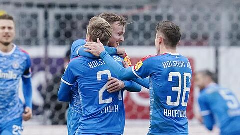 Holstein Kiel bleibt nach dem Sieg in Sandhausen Spitzenreiter.