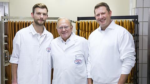 Drei Generationen Metzgermeister: der jetzt verstorbene Senior-Chef Berti Gaßner mit seinem Sohn Andy (der Obermeister der Metzger-Innung ist) und Enkel Toni.