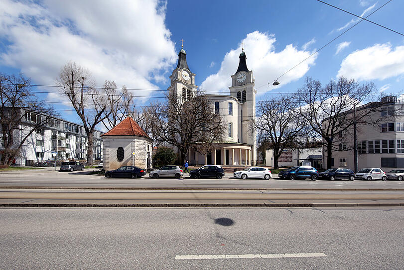 Die Kirche Christkönig kurz vor dem Romanplatz: Ein Besuch der im Inneren sehr schlicht gehaltenen Kirche ist empfehlenswert.