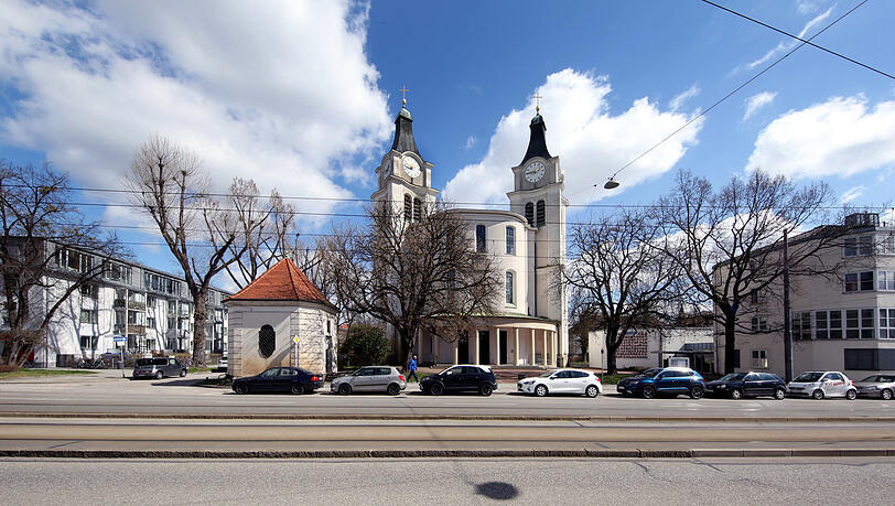 Die Kirche Christkönig kurz vor dem Romanplatz: Ein Besuch der im Inneren sehr schlicht gehaltenen Kirche ist empfehlenswert. Die Kirche Christkönig kurz vor dem Romanplatz: Ein Besuch der im Inneren sehr schlicht gehaltenen Kirche ist empfehlenswert.