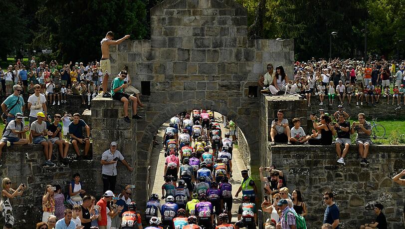 Das Fahrerfeld der Vuelta auf der Etappe.