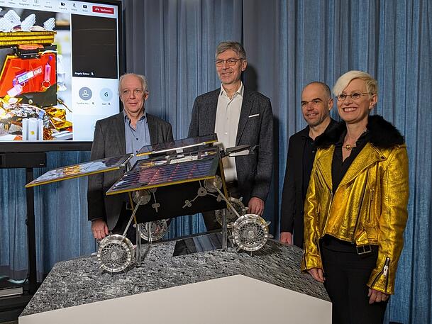 Das Rover-Modell mit Anke Kaysser-Pyzalla, Vorstandsvorsitzende des Deutschen Zentrums für Luft- und Raumfahrt (v.r.), Markus Grebenstein, DLR-Projektleiter Idefix, Alin Albu-Schäffer, Direktor des Instituts für Robotik und Mechatronik beim DLR, und Stephan Ulamec, Wissenschaftlicher Koordinator Idefix. Das Rover-Modell mit Anke Kaysser-Pyzalla, Vorstandsvorsitzende des Deutschen Zentrums für Luft- und Raumfahrt (v.r.), Markus Grebenstein, DLR-Projektleiter Idefix, Alin Albu-Schäffer, Direktor des Instituts für Robotik und Mechatronik beim DLR, und Stephan Ulamec, Wissenschaftlicher Koordinator Idefix.