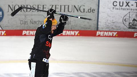 Phillip Bruggisser von den Pinguins Bremerhaven jubelt nach der Schlusssirene.