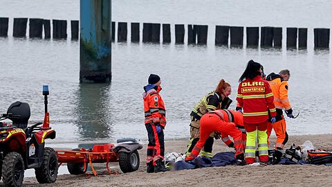 Rettungskr&auml;fte bargen einen Mann leblos aus der Ostsee vor Graal-M&uuml;ritz.