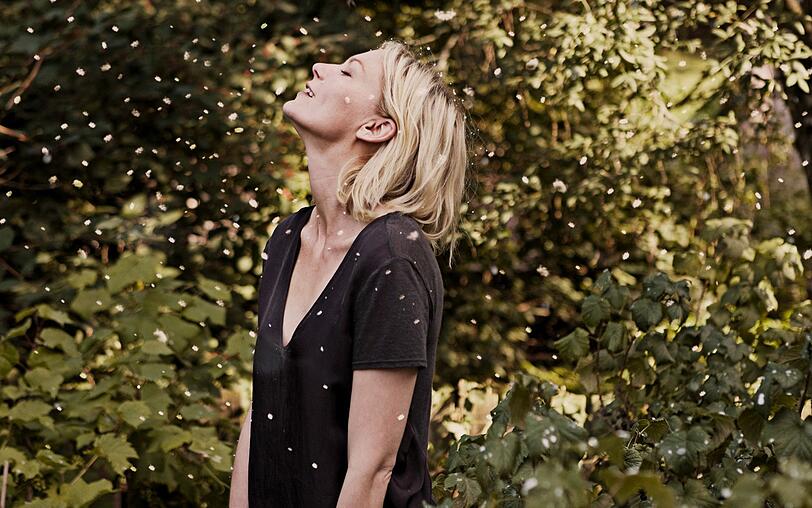 Als sie den Weltuntergang kommen sp&uuml;rt, wird die sonst so labile und aggressive Justine (Kirsten Dunst) ganz ruhig und gelassen.
