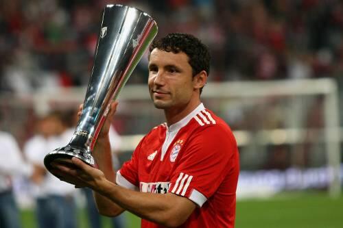 Kapitän Mark van Bommel mit dem Audi-Cup, den die Bayern letzten Donnerstag gewannen.