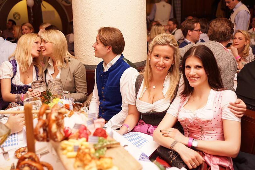 Wiesn-Halbzeit: Immer wenn es noch knapp ein halbes Jahr bis zum Oktoberfest ist, feiern die Münchner im Franziskaner. Die Bilder vom sexy Wiesn-Warm-up.
