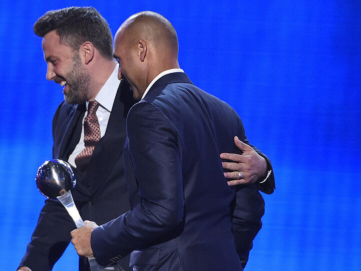 Ben Affleck (l.), sein Ehering an der linken Hand und der ehemalige Baseball-Profi Derek Jeter bei den ESPY Awards in Los Angeles