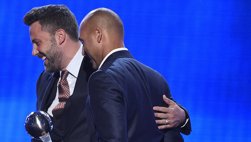 Ben Affleck (l.), sein Ehering an der linken Hand und der ehemalige Baseball-Profi Derek Jeter bei den ESPY Awards in Los Angeles Ben Affleck (l.), sein Ehering an der linken Hand und der ehemalige Baseball-Profi Derek Jeter bei den ESPY Awards in Los Angeles