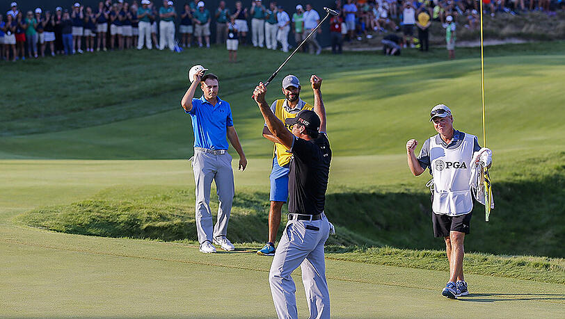 Da ist er drin. Große Freude bei Jason Day nach seinem Sieg beim PGA Championship. Da ist er drin. Große Freude bei Jason Day nach seinem Sieg beim PGA Championship.