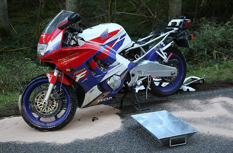 Bilder vom Unfallort in Gars am Inn. Ein Motorradfahrer geriet auf die Gegenfahrbahn und kollidierte mit einem BMW.