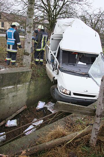 Eine 34-Jährige ist am Sonntagmorgen mit einem Kleintransporter gegen einen Baum geprallt.