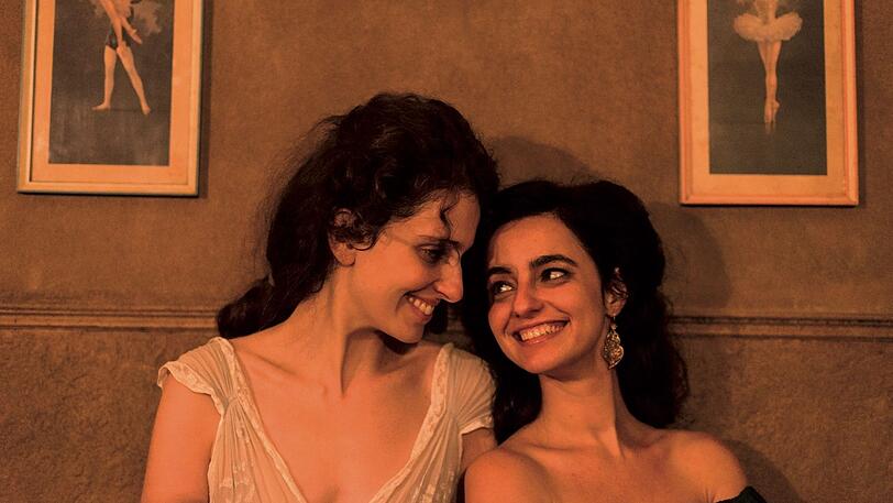 Im Abendlicht: Carol Duarte als Eurídice und Julia Stockler als ihre Schwester Guida Gusmao.