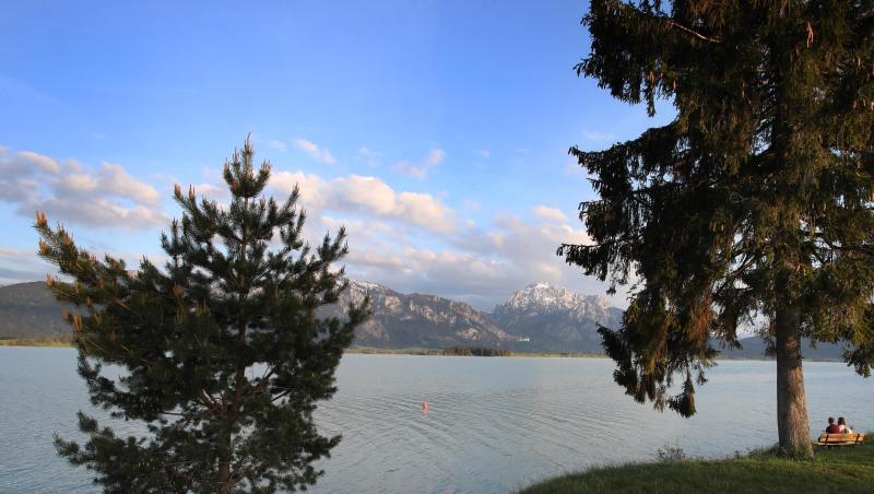 Ausflügler genießen zur Abendstunde den Blick über den Forggensee. Foto: Karl-Josef Hildenbrand/Archivbild