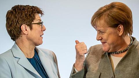 Annegret Kramp-Karrenbauer zusammen mit Kanzlerin Angela Merkel in Leipzig.