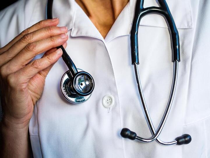 Deutschlands Kassenärzte wollen sich in der Coronakrise als eine Art Bollwerk vor die Krankenhäuser stellen.