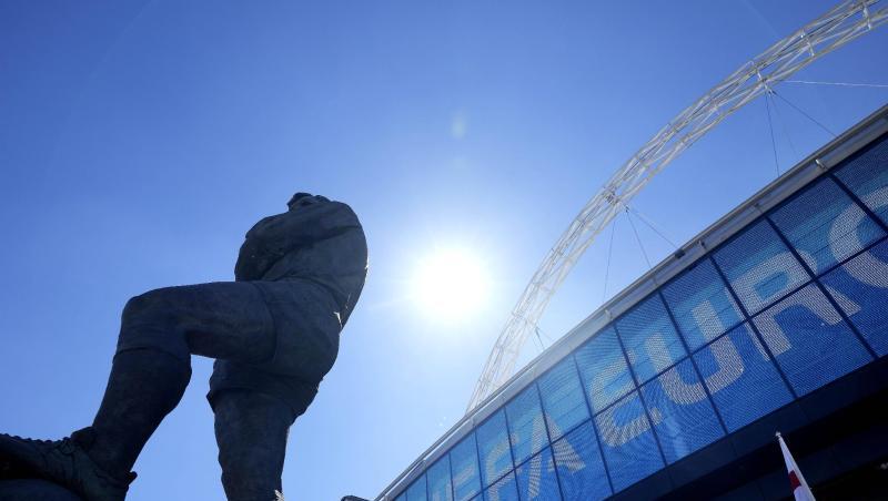 Die Statue von Englands Fußballlegende Bobby Moore steht vor dem UEFA-Euro-Schild am Eingang des Wembley-Stadions.
