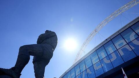 Die Statue von Englands Fußballlegende Bobby Moore steht vor dem UEFA-Euro-Schild am Eingang des Wembley-Stadions.