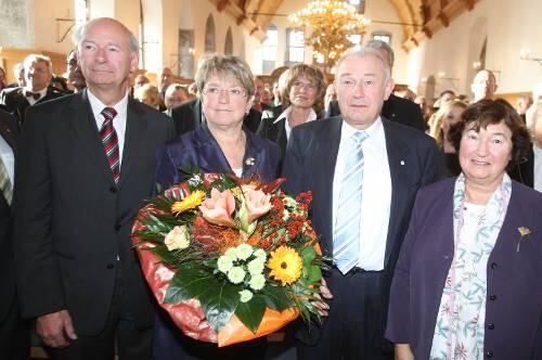 Bruder Hellmut (links) und Schwester Hildegund ScupinBeckstein (rechts) feierten mit Günther und Marga im Ehrensaal des Nürnberger Rathauses.