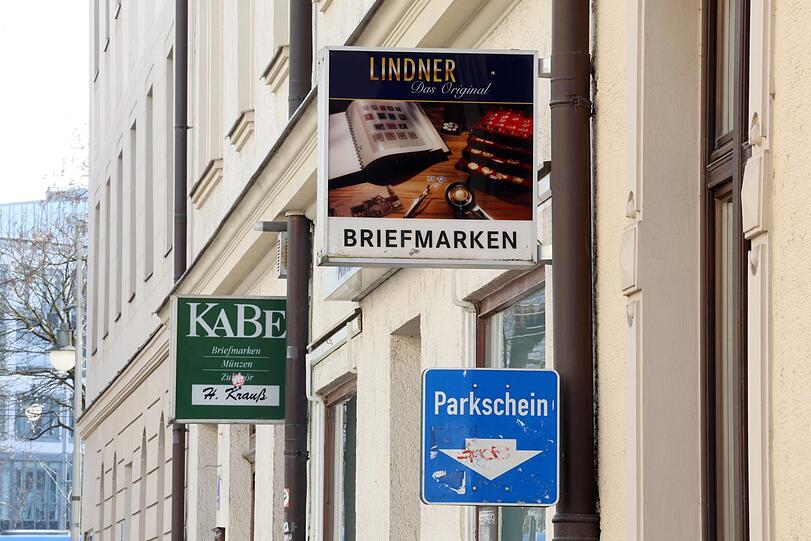 Seltenes Fundstück in der Belfortstraße: ein Briefmarkenladen.