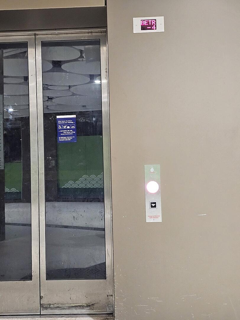 Am Stachus dokumentiert: Dieser Aufzug im Sperrengeschoss war am 11. November defekt.