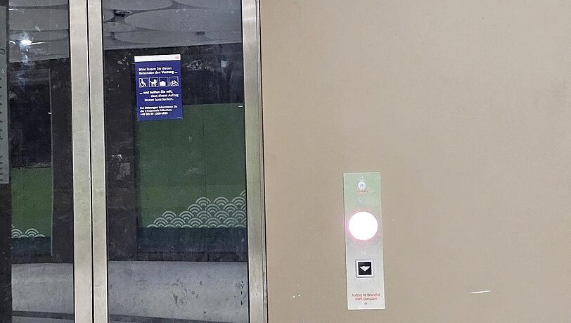 Am Stachus dokumentiert: Dieser Aufzug im Sperrengeschoss war am 11. November defekt.