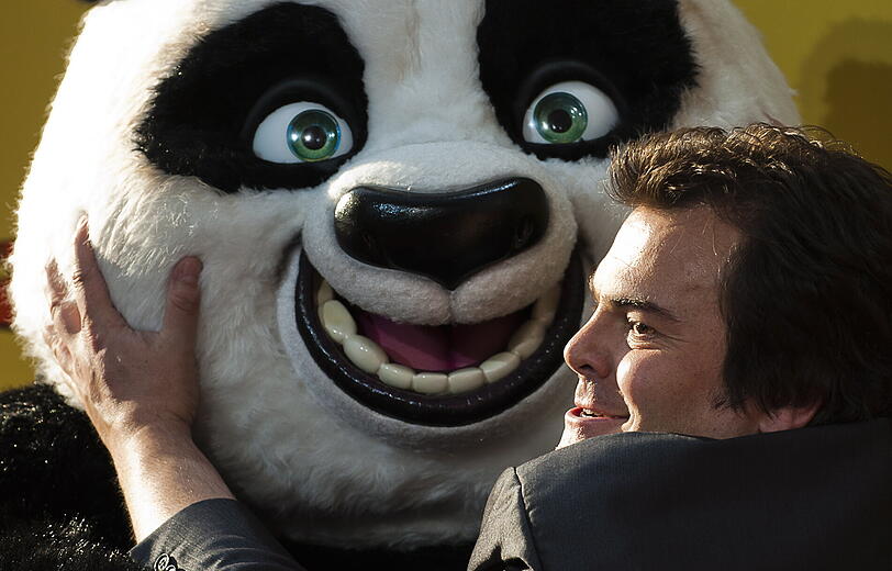 Susan Sideropoulos ist schwanger wie Panda: Auf dem roten Teppich in Berlin präsentiert die Schauspielerin ihren Baby-Bauch. Hape Kerkeling und Jack Black liefern sich einen Kampf für die Fotografen. Die Bilder von der Filpremiere für den Animationsfilm "Kung Fu Panda 2".