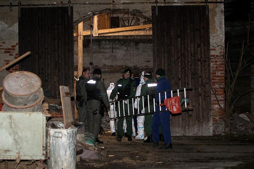 Mitarbeiter der Spurensicherung durchsuchen gestern eine Scheune in Friedberg nach weiteren Beweismitteln