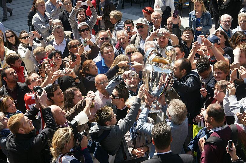 Da ist das Ding! Bei der "Trophy Bus Parade" der UEFA tourt das Objekt der Begierde, der Champions League-Pokal, am Montag gemeinsam mit zahlreichen Promis durch München - sehen Sie hier die Bilder.
