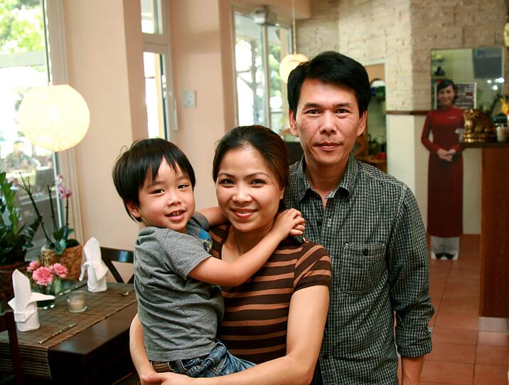 Versuchen ihr Glück in Schwabing: Dong Chu und Ha Kühnreich mit ihrem gemeinsamen Sohn Hugo (4).