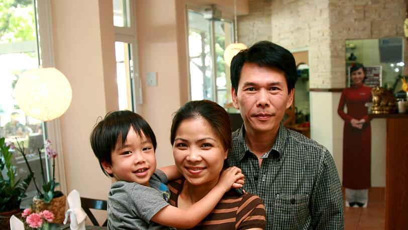 Versuchen ihr Glück in Schwabing: Dong Chu und Ha Kühnreich mit ihrem gemeinsamen Sohn Hugo (4).