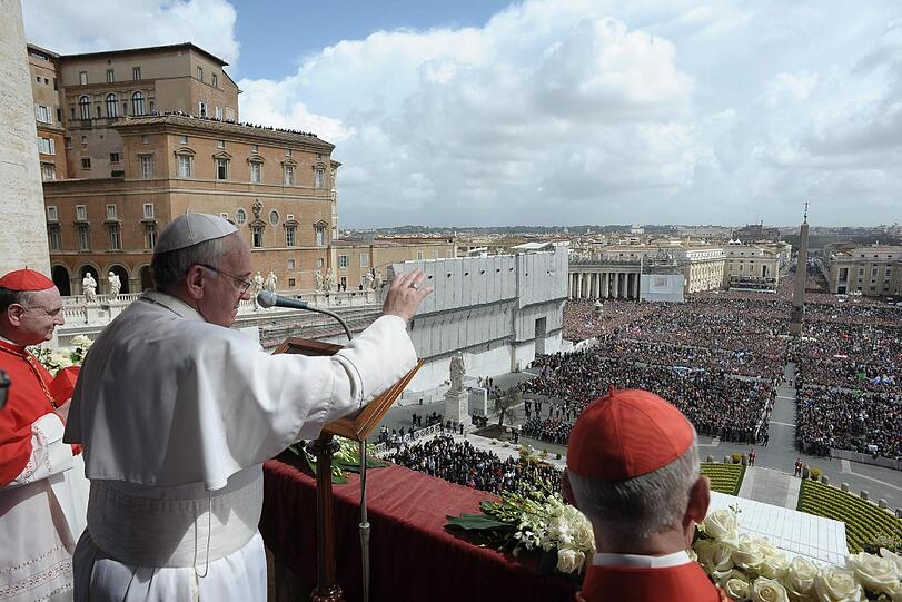 Der Papst spricht den Segen "Urbi et Orbi".