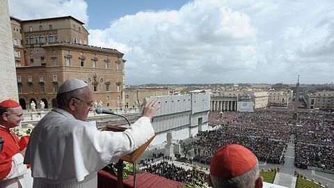 Der Papst spricht den Segen "Urbi et Orbi".