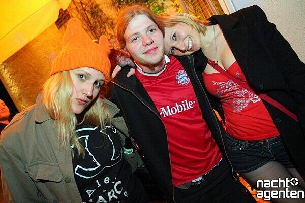 Im Club Roxx konnten die Fußballfreunde bei "Münchens neuer Kult-Rock-Partyreihe" auch auf eine Torwand schießen. Mehr Bilder unter: www.nachtagenten.de
