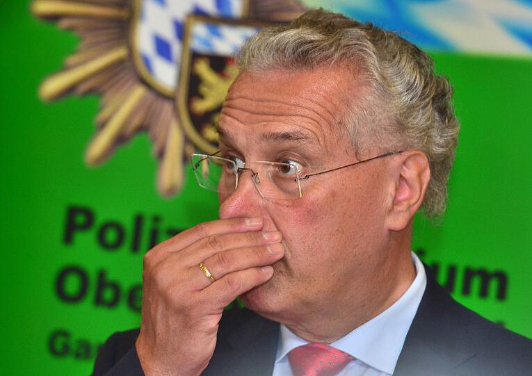 Stundenlanger Nervenkrieg im Ingolstädter Rathaus: Ein 24-Jähriger nimmt drei Mitarbeiter als Geiseln. Die gute Nachricht kommt am späten Nachmittag: Die Geiseln konnten unverletzt befreit werden.