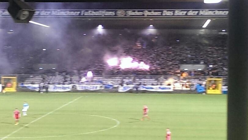 Erste Impressionen aus dem Sechzger Stadion vor dem Anpfiff des Derbys. Löwen-Fans brennen Pyrotechnik ab