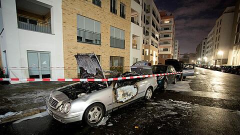 Schwere Randale in Kreuzberg: Vier Autos wurden angezündet.