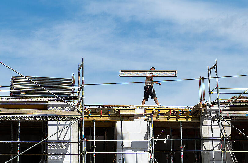 Einigung bei Tarifverhandlungen für das Bauhauptgewerbe: Die Bauarbeiter in West und Ost bekommen mehr Geld. Foto: Arno Burgi/Archiv