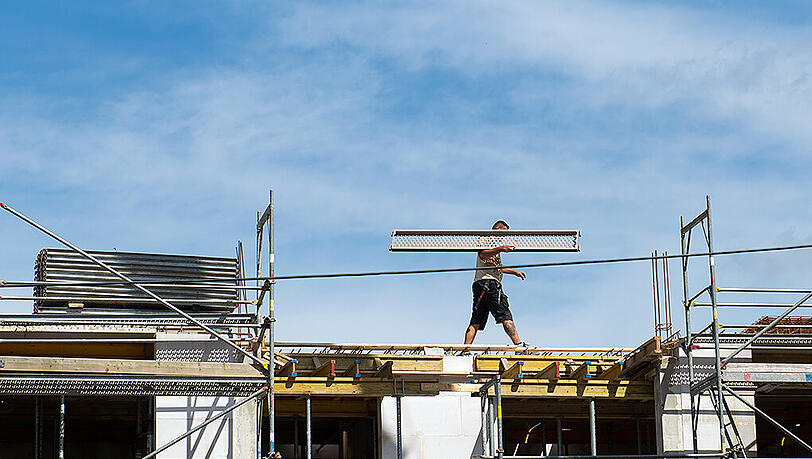 Einigung bei Tarifverhandlungen für das Bauhauptgewerbe: Die Bauarbeiter in West und Ost bekommen mehr Geld. Foto: Arno Burgi/Archiv Einigung bei Tarifverhandlungen für das Bauhauptgewerbe: Die Bauarbeiter in West und Ost bekommen mehr Geld. Foto: Arno Burgi/Archiv