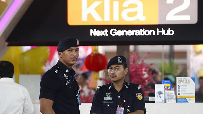 Polizisten patrouillieren am Internationalen Flughafen von Kuala Lumpur. Hier war Kim Jong Nam attackiert worden.