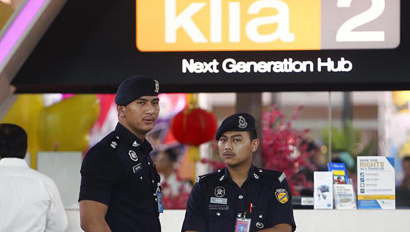 Polizisten patrouillieren am Internationalen Flughafen von Kuala Lumpur. Hier war Kim Jong Nam attackiert worden. Polizisten patrouillieren am Internationalen Flughafen von Kuala Lumpur. Hier war Kim Jong Nam attackiert worden.