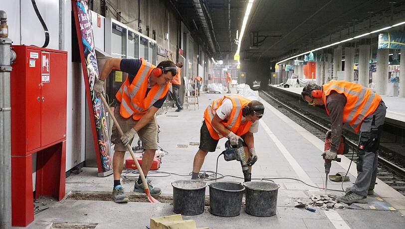 Arbeiter statt Fahrgäste: der S-Bahnsteig Hauptbahnhof am Sonntag. Arbeiter statt Fahrgäste: der S-Bahnsteig Hauptbahnhof am Sonntag.