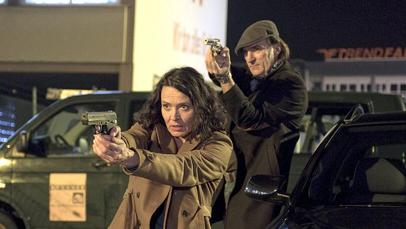 "Tatort: Kaltblütig": Lena Odenthal (Ulrike Folkerts) und Mario Kopper (Andreas Hoppe) müssen einen Verdächtigen an der Flucht hindern "Tatort: Kaltblütig": Lena Odenthal (Ulrike Folkerts) und Mario Kopper (Andreas Hoppe) müssen einen Verdächtigen an der Flucht hindern