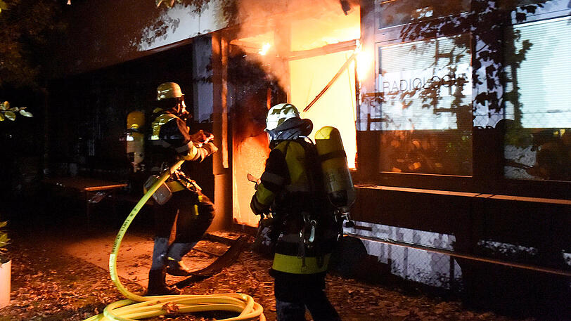 Die Flammen kamen aus der Teeküche im Erdgeschoss. Die genaue Ursache ist noch nicht klar.