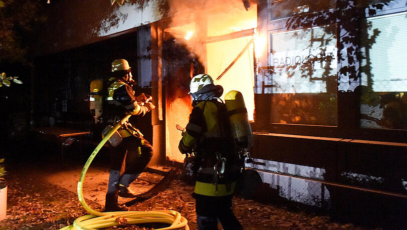 Die Flammen kamen aus der Teeküche im Erdgeschoss. Die genaue Ursache ist noch nicht klar. Die Flammen kamen aus der Teeküche im Erdgeschoss. Die genaue Ursache ist noch nicht klar.